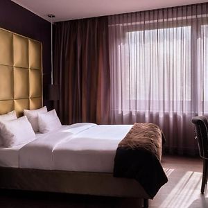 Zimmer mit Kingsize-Bett